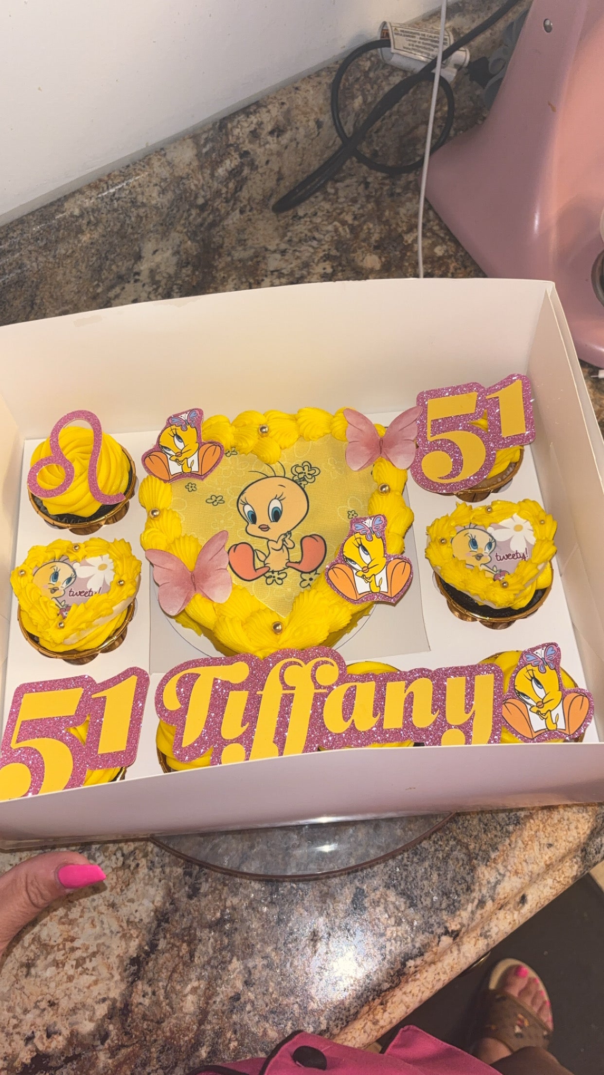 Bento 6 " Cake + 8 cupcakes